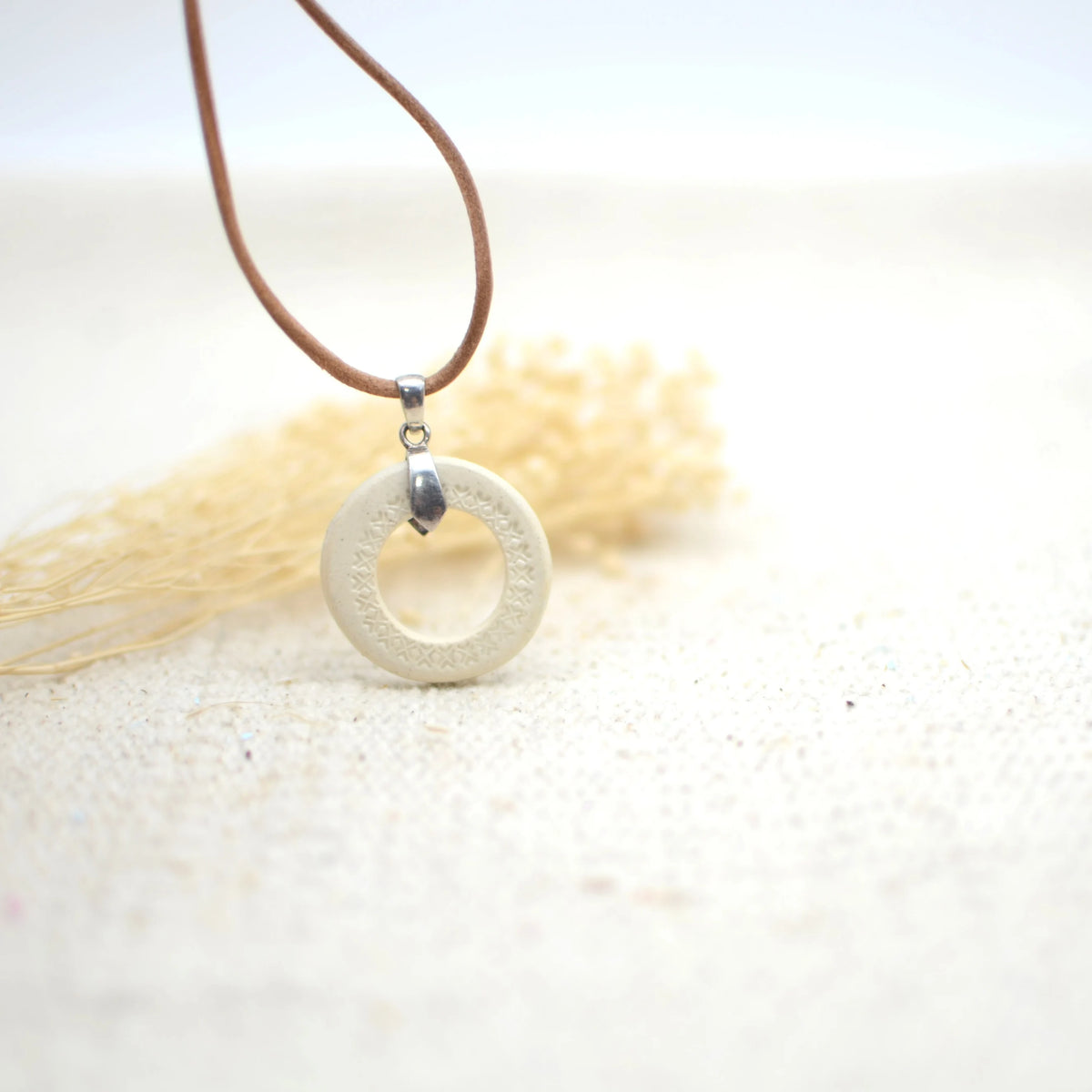 colgante-ceramica-plata-artesania-cuero-aro-blanco