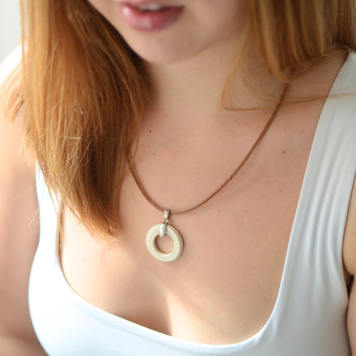 colgante-ceramica-plata-cuero-regalo-aro-blanco-estampado