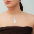 collar-tubo-mostazayblanco-regalo-ceramica-artesanal-cuerotrenzado-plata 2.webp