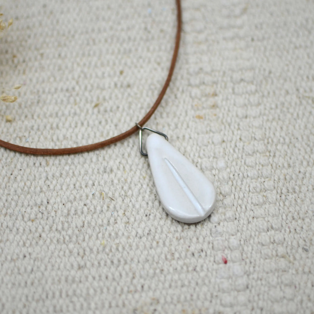 colgante-gota-blanca-ceramica-artesanal-plata-cuero-regalo2