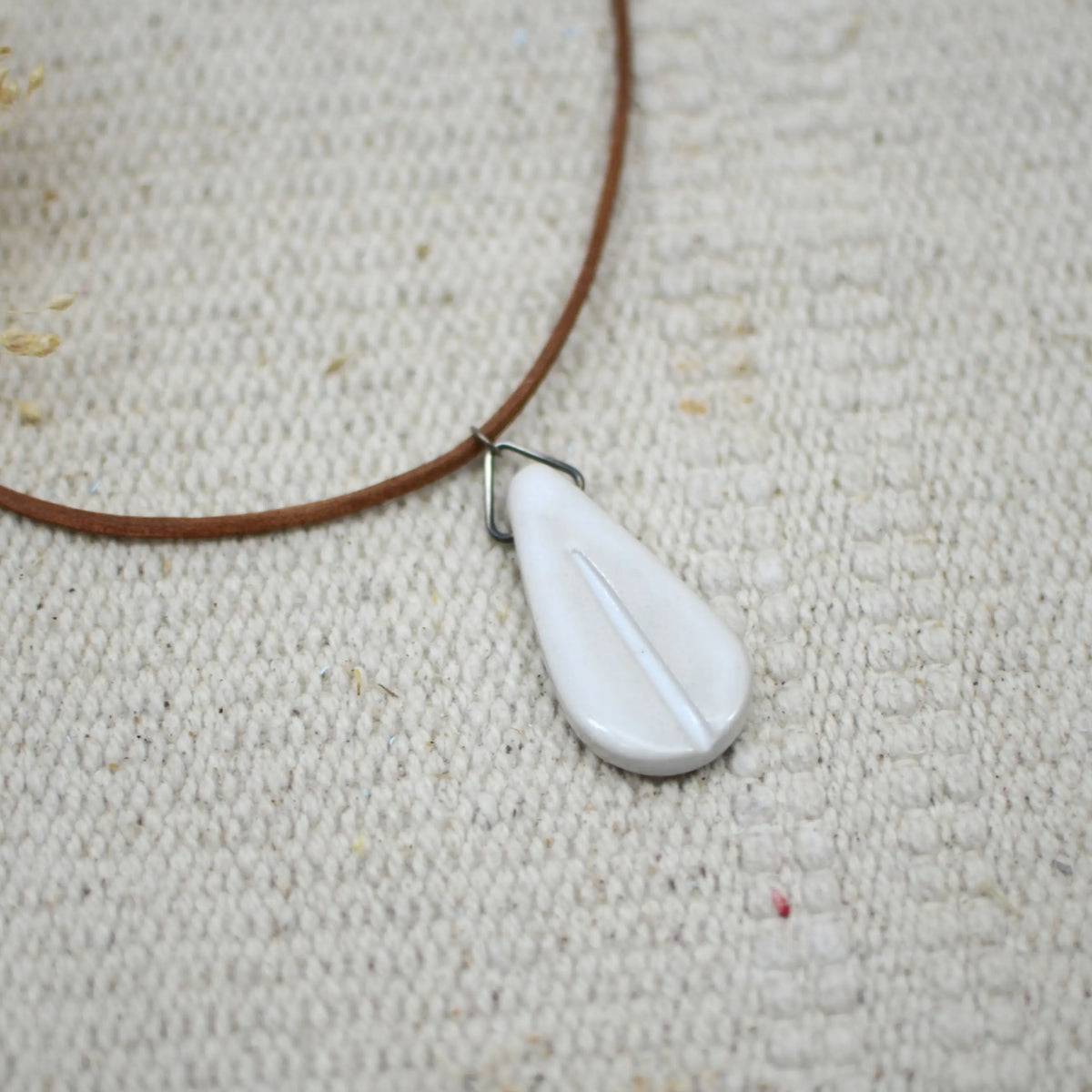 colgante-gota-blanca-ceramica-artesanal-plata-cuero-regalo2