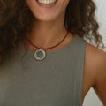 colgante-joyeria-artesania-ceramica-aro-gris-plateado