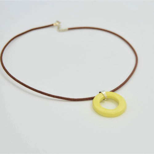 collar-aro-amarillo-ceramica-artesanal-plat-cuero 2