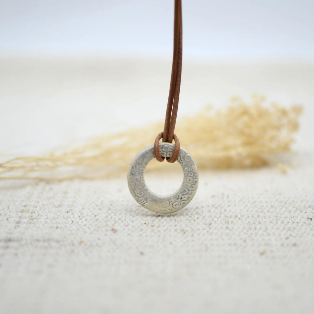 collar-aro-blanco-estampado-nudo-joyeria-ceramica-artesanala-regalo-cuero-plata_1