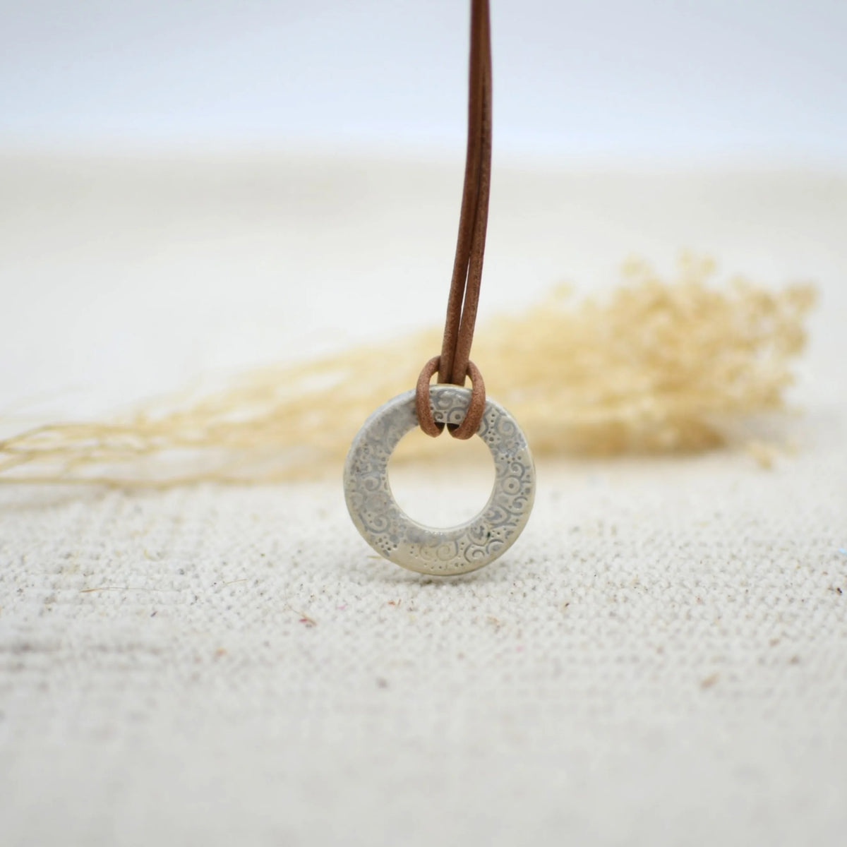 collar-aro-blanco-estampado-nudo-joyeria-ceramica-artesanala-regalo-cuero-plata_1