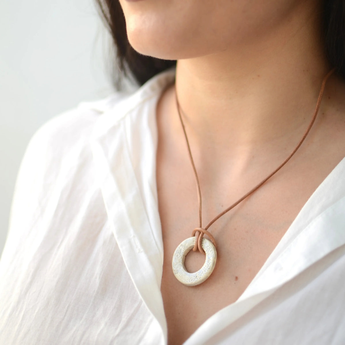 collar-aro-blanco-estampado-nudo-joyeria-ceramica-artesanala-regalo-cuero-plata_2