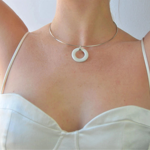 collar-aro-blanco-joyeria-ceramica-artesanala-regalo-cuero-plata1