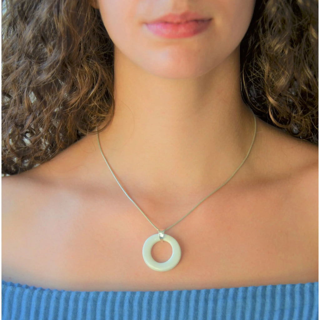 collar-aro-blanco-joyeria-ceramica-artesanala-regalo-cuero-plata 2