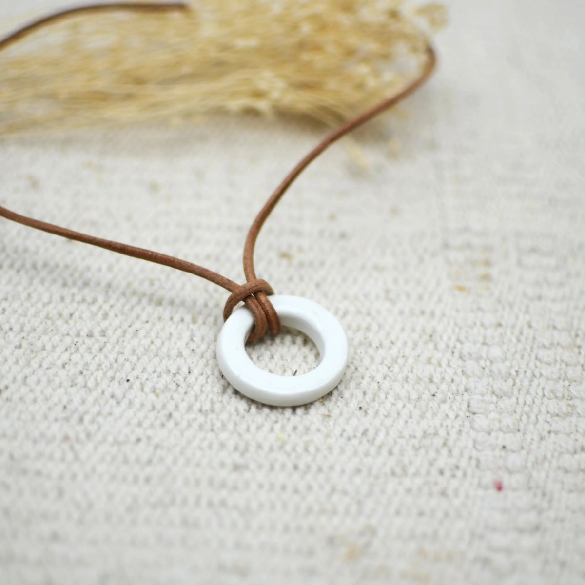 collar-aro-blanco-nudo-joyeria-ceramica-artesanala-regalo-cuero-plata_1