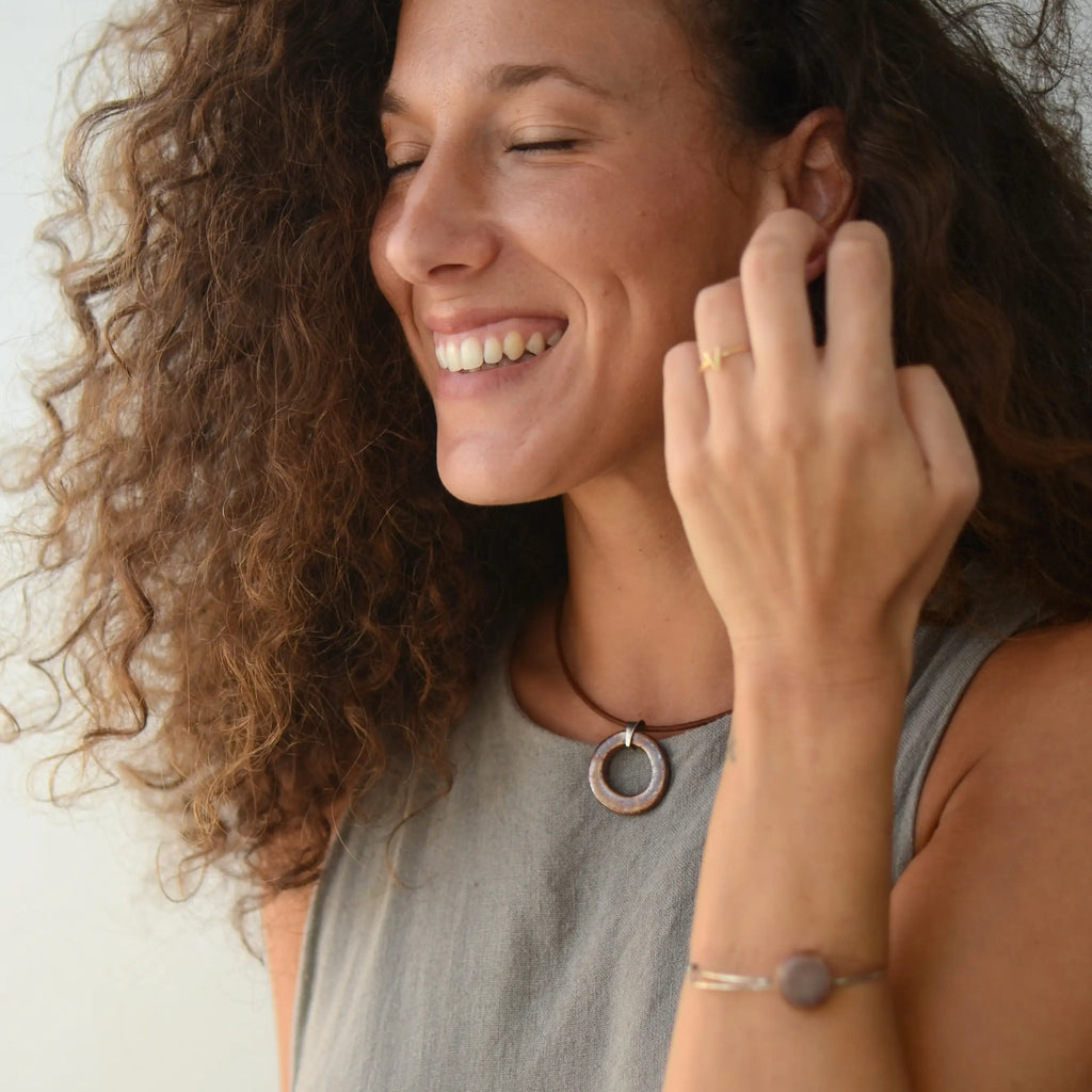 collar-aro-marron-dorado-ceramica-artesanal-plata-cuero_2
