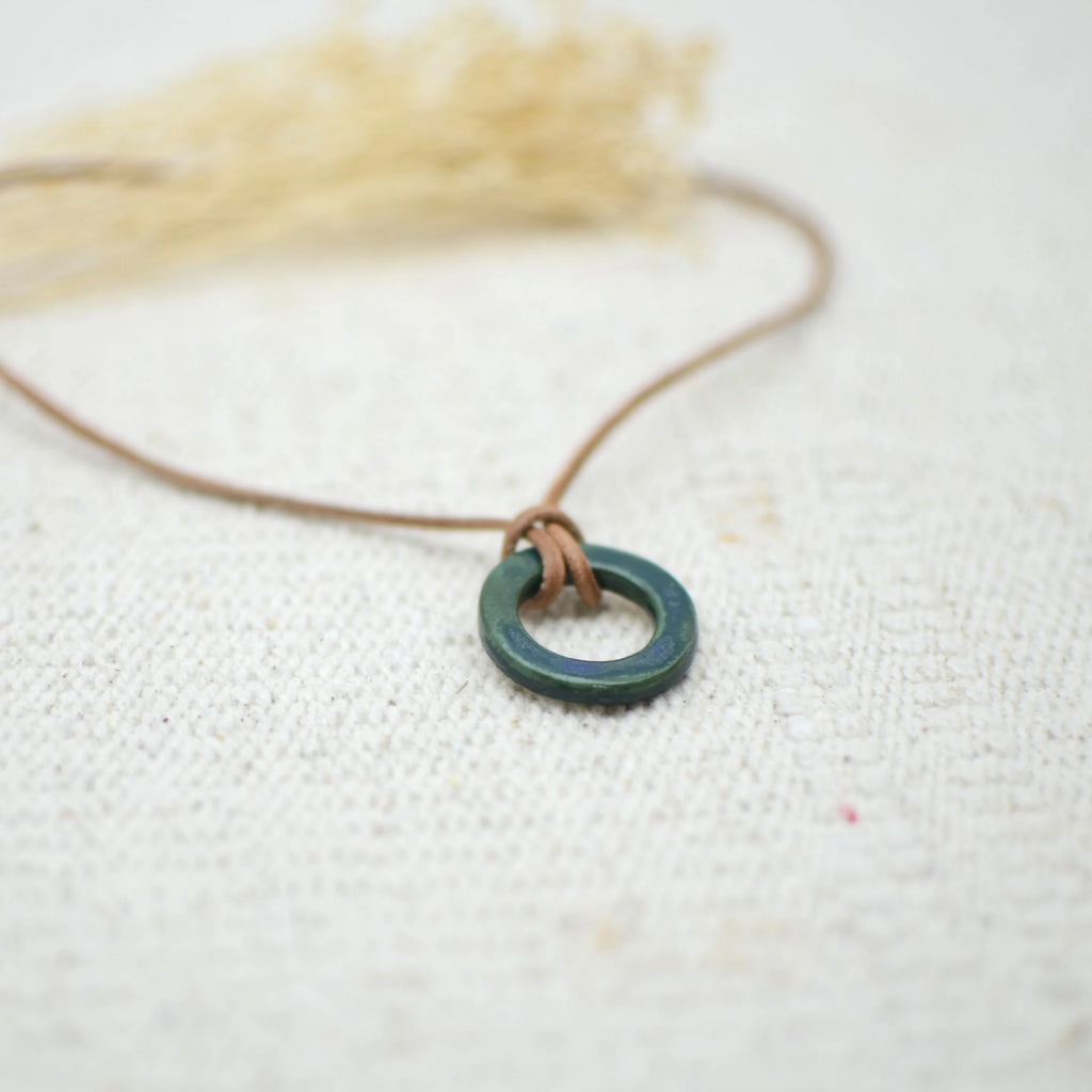 collar-aro-verde-azulado-nudo-joyeria-ceramica-artesanala-regalo-cuero-plata_1