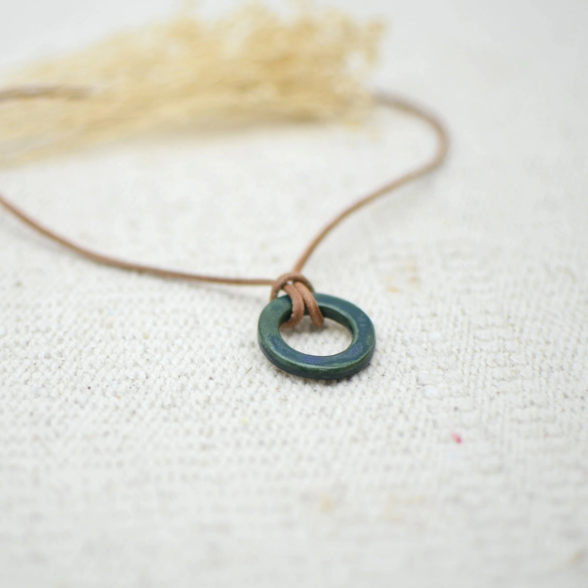collar-aro-verde-azulado-nudo-joyeria-ceramica-artesanala-regalo-cuero-plata_1