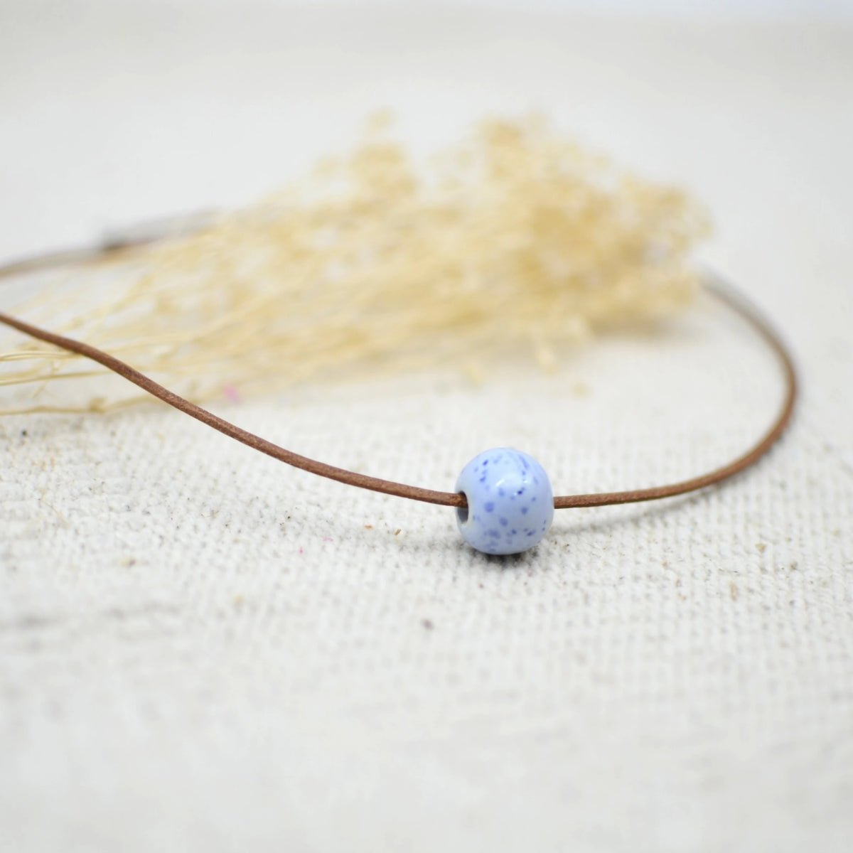 collar-bola-celeste-joyeria-ceramica-artesanala-regalo-cuero-plata1