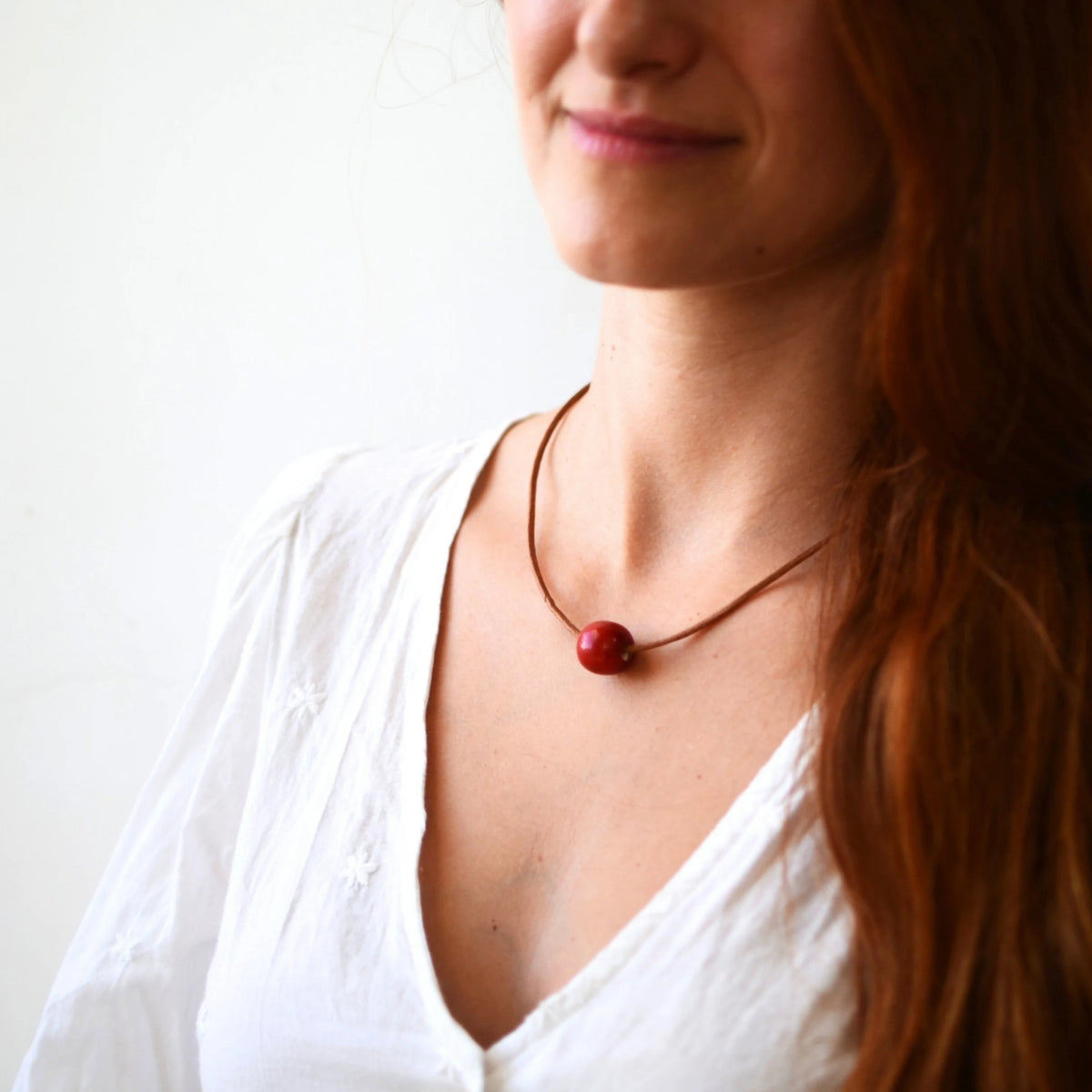 collar-bola-ceramica-artesania-rojo-regalo-cuero-plata
