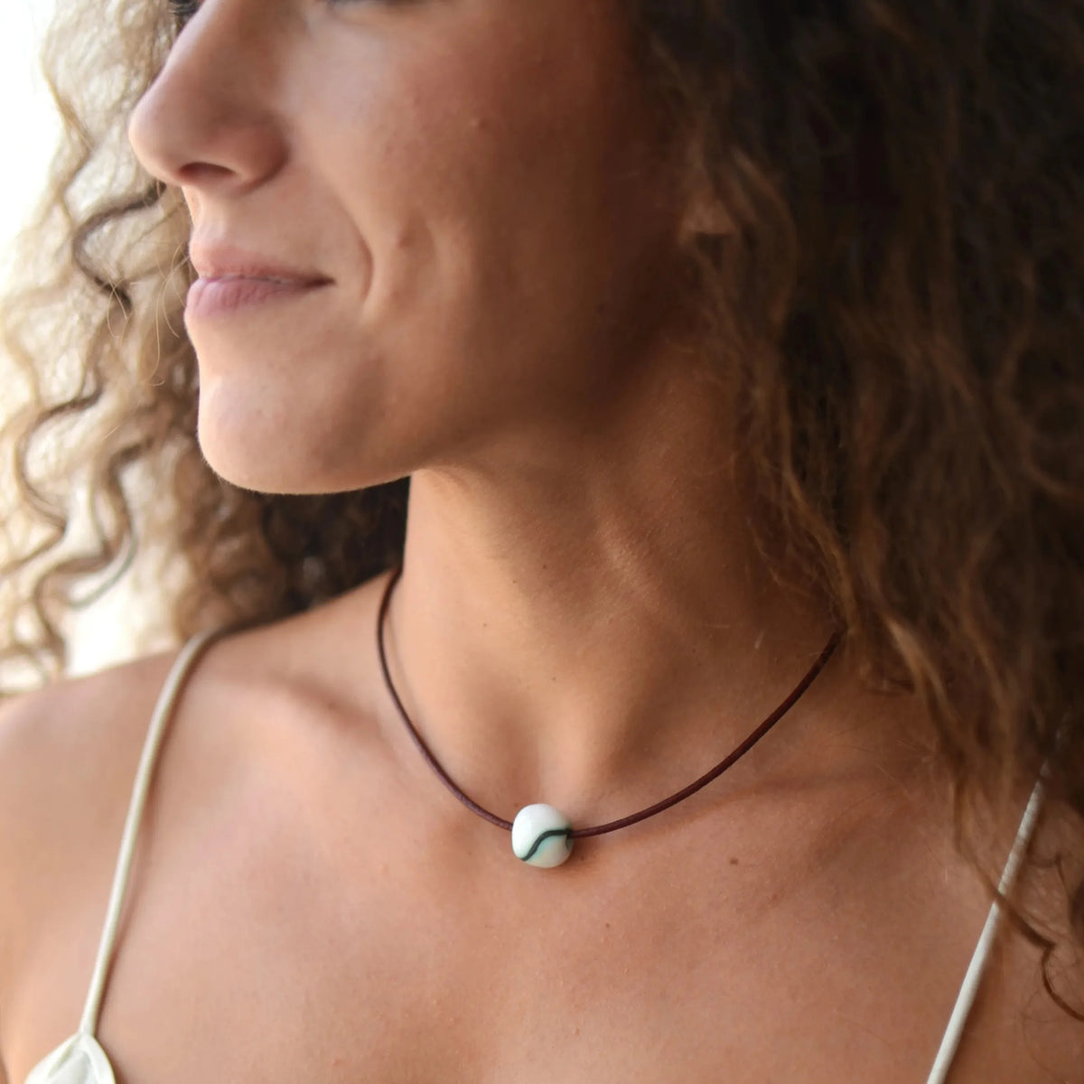 collar-bola-verde-joyeria-ceramica-artesanala-regalo-cuero-plata2_