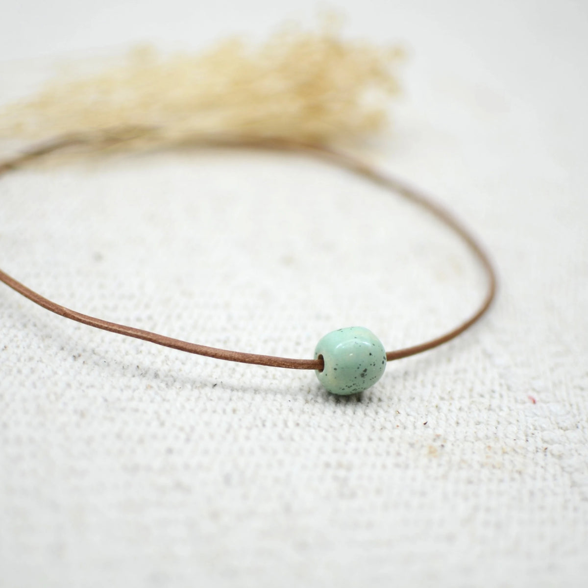 collar-bola-verde-menta-joyeria-ceramica-artesanala-regalo-cuero-plata1