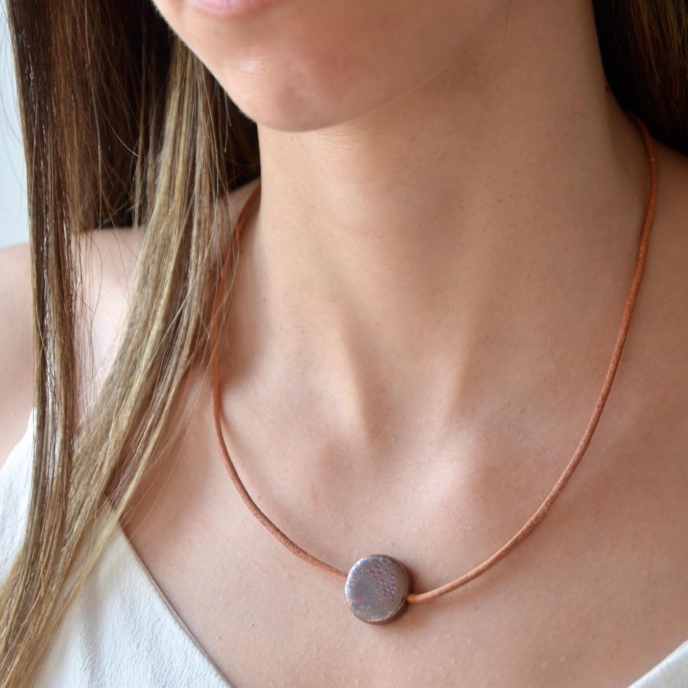 Collar artesanal de cerámica con diseño de luna en tono marrón dorado y cordón de cuero con cierre de plata, Maia Cerámica
