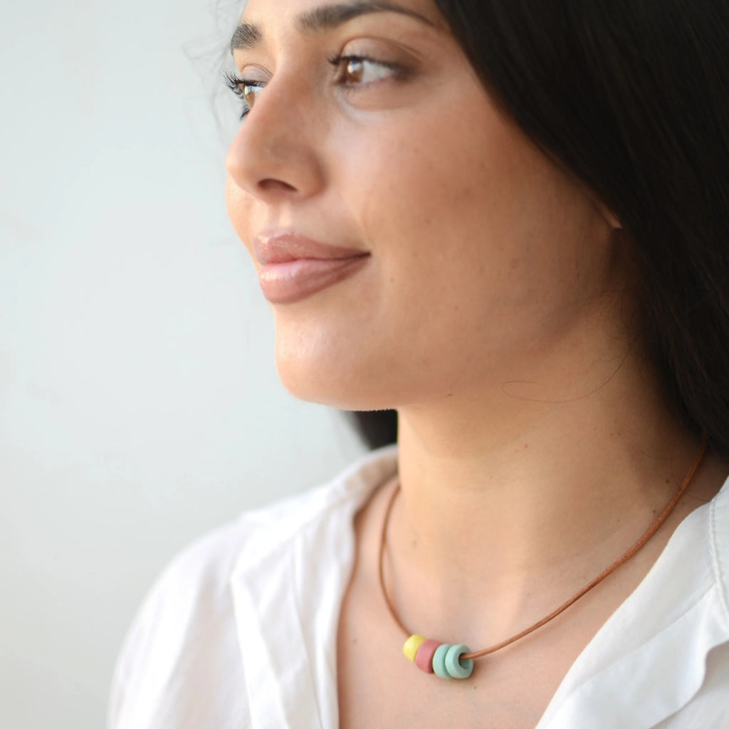 collar-ceramica-cuero-plata-artesania-regalo-nube2