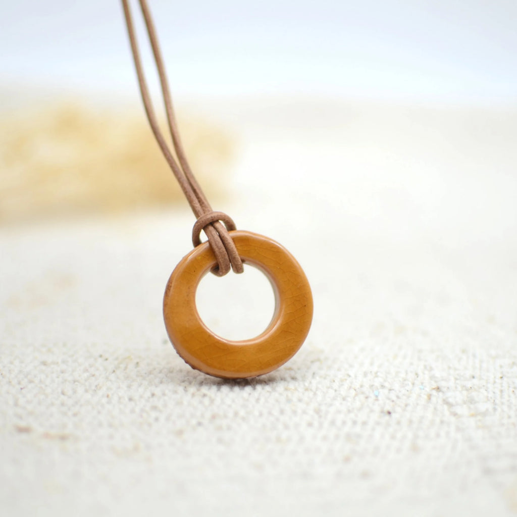 collar-ceramica-plata-cuero-regalo-artesania-aro-mostaza