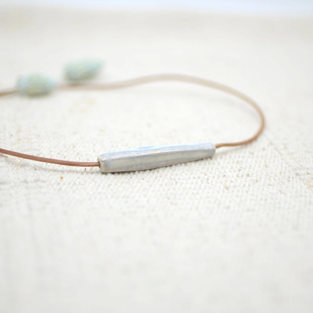 collar-ceramica-plata-cuero-regalo-artesania-prisma-gris-perla