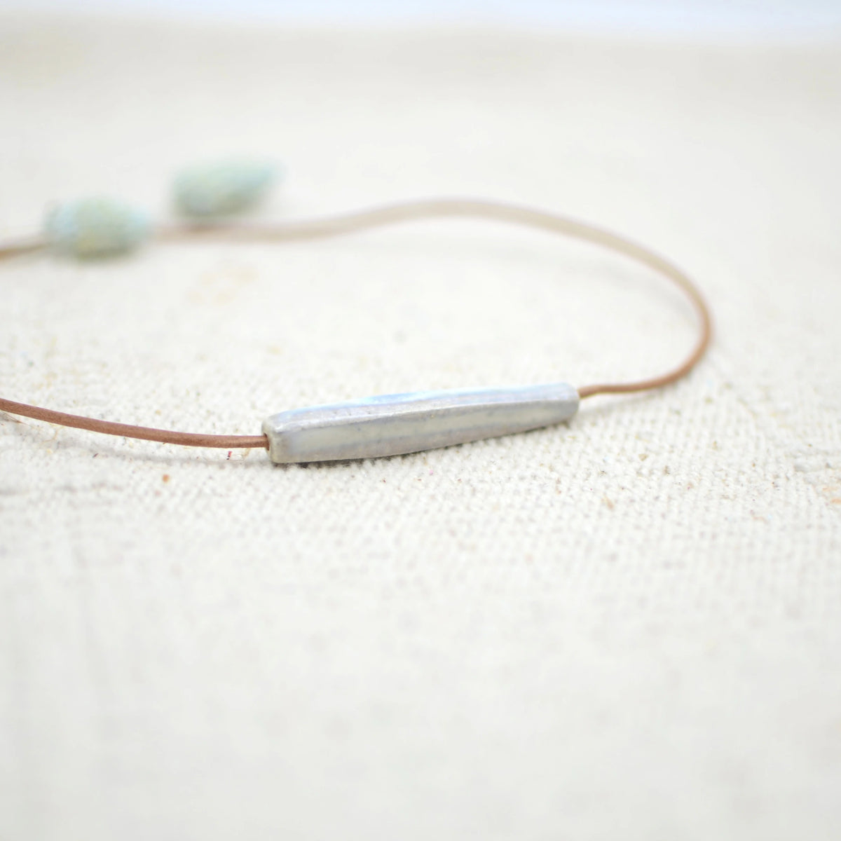 collar-ceramica-plata-cuero-regalo-artesania-prisma-gris-perla