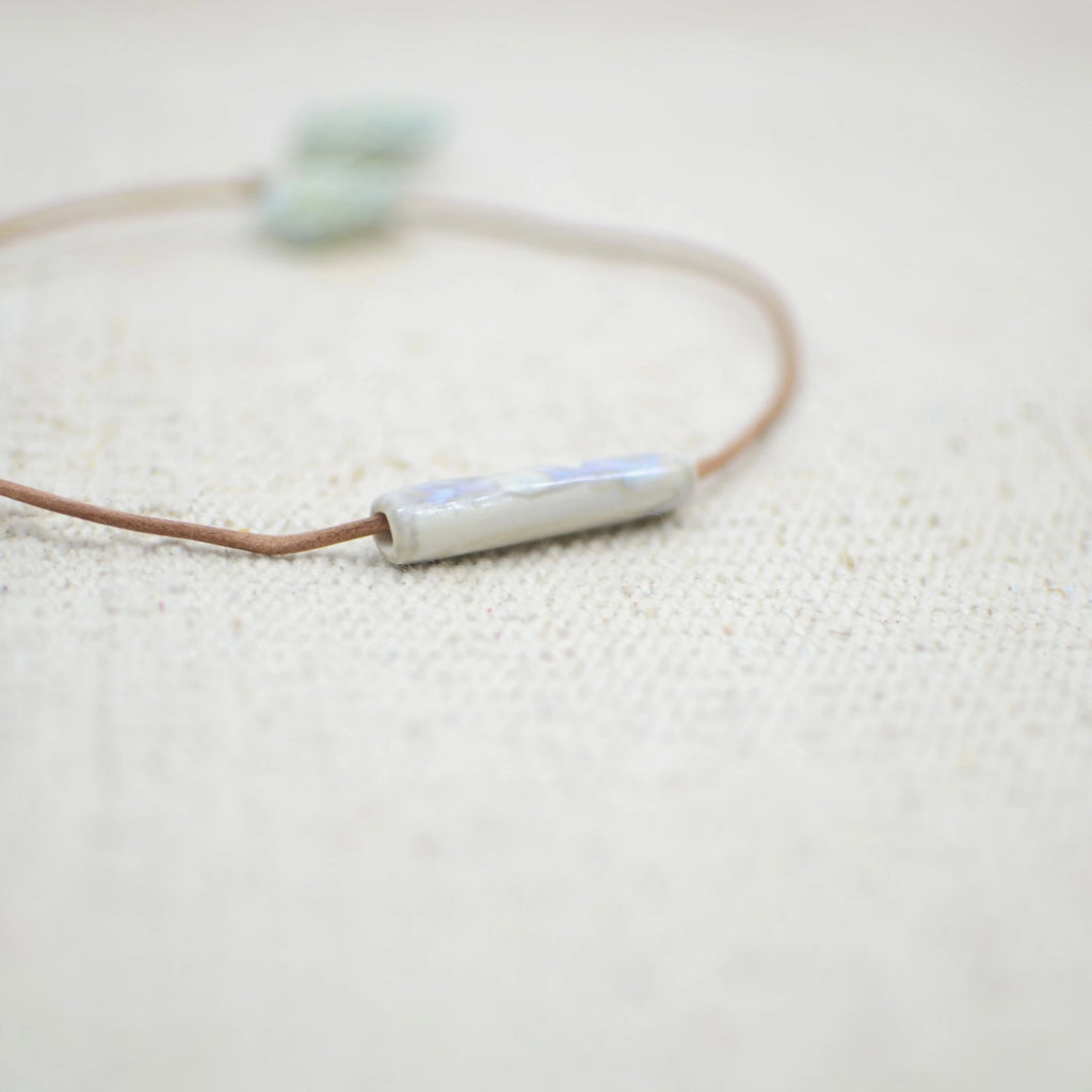 collar-ceramica-plata-cuero-regalo-artesania-tubo-gris-perla