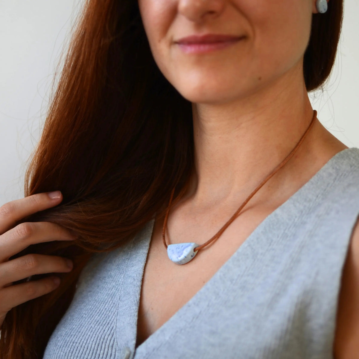collar-ceramica-plata-cuero-regalo-media-luna-celeste