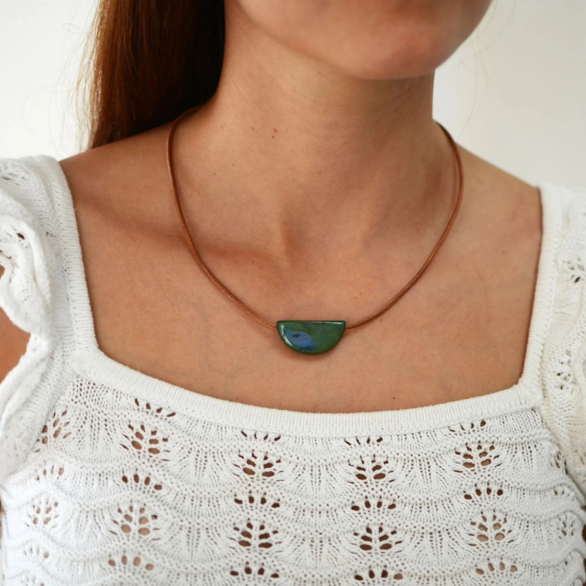 collar-ceramica-plata-cuero-regalo-media-luna-verde-azulado