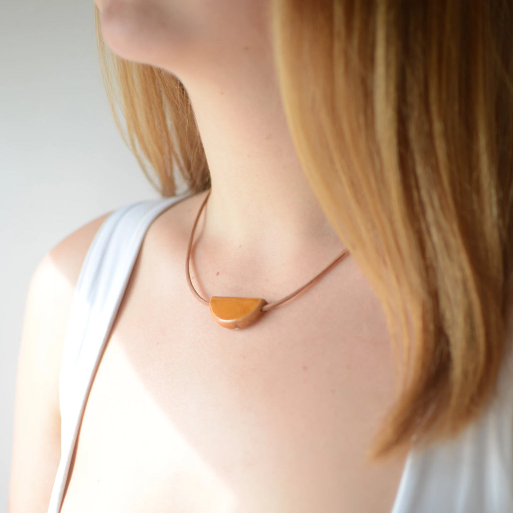 collar-ceramica-plata-cuero-regalo-medialuna-mostaza