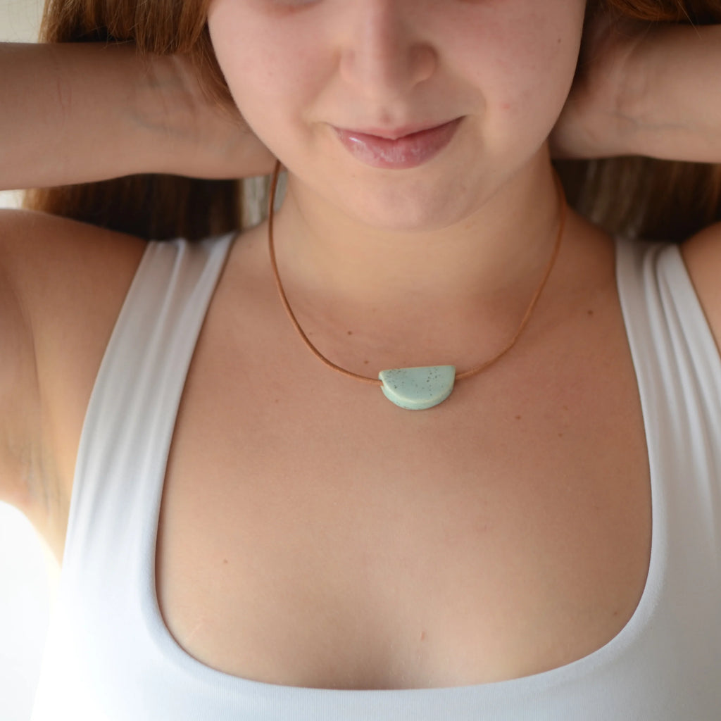 collar-ceramica-plata-cuero-regalo-medialuna-verde-menta