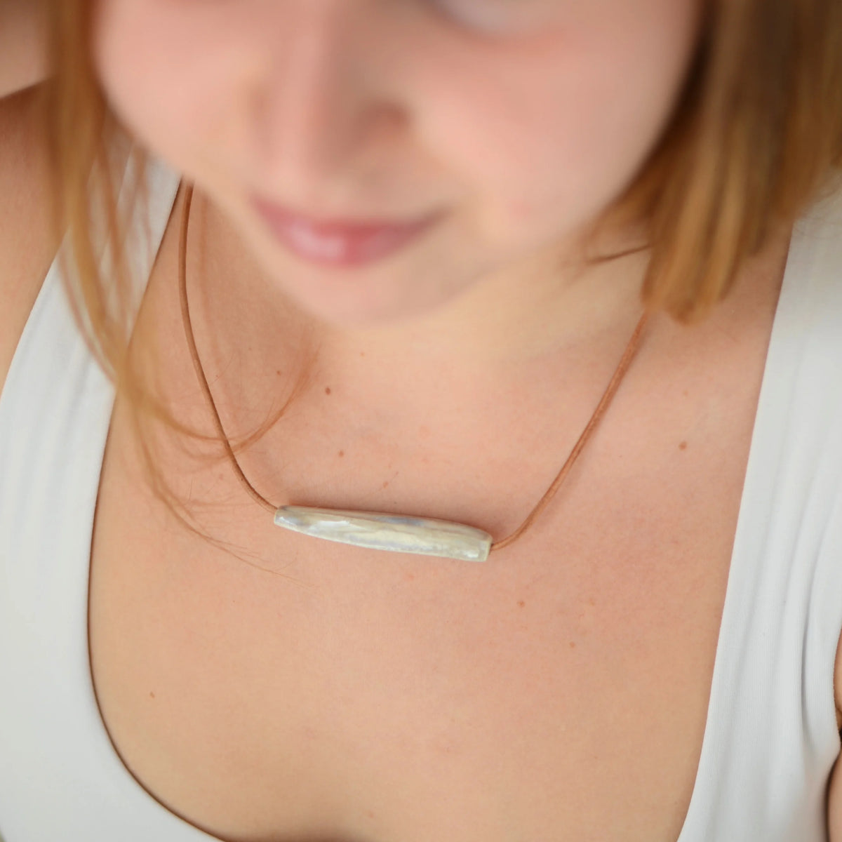 collar-ceramica-plata-cuero-regalo-prisma-gris-perla