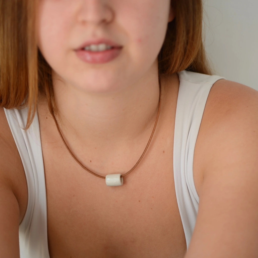 collar-ceramica-plata-cuero-regalo-tubo-blanco