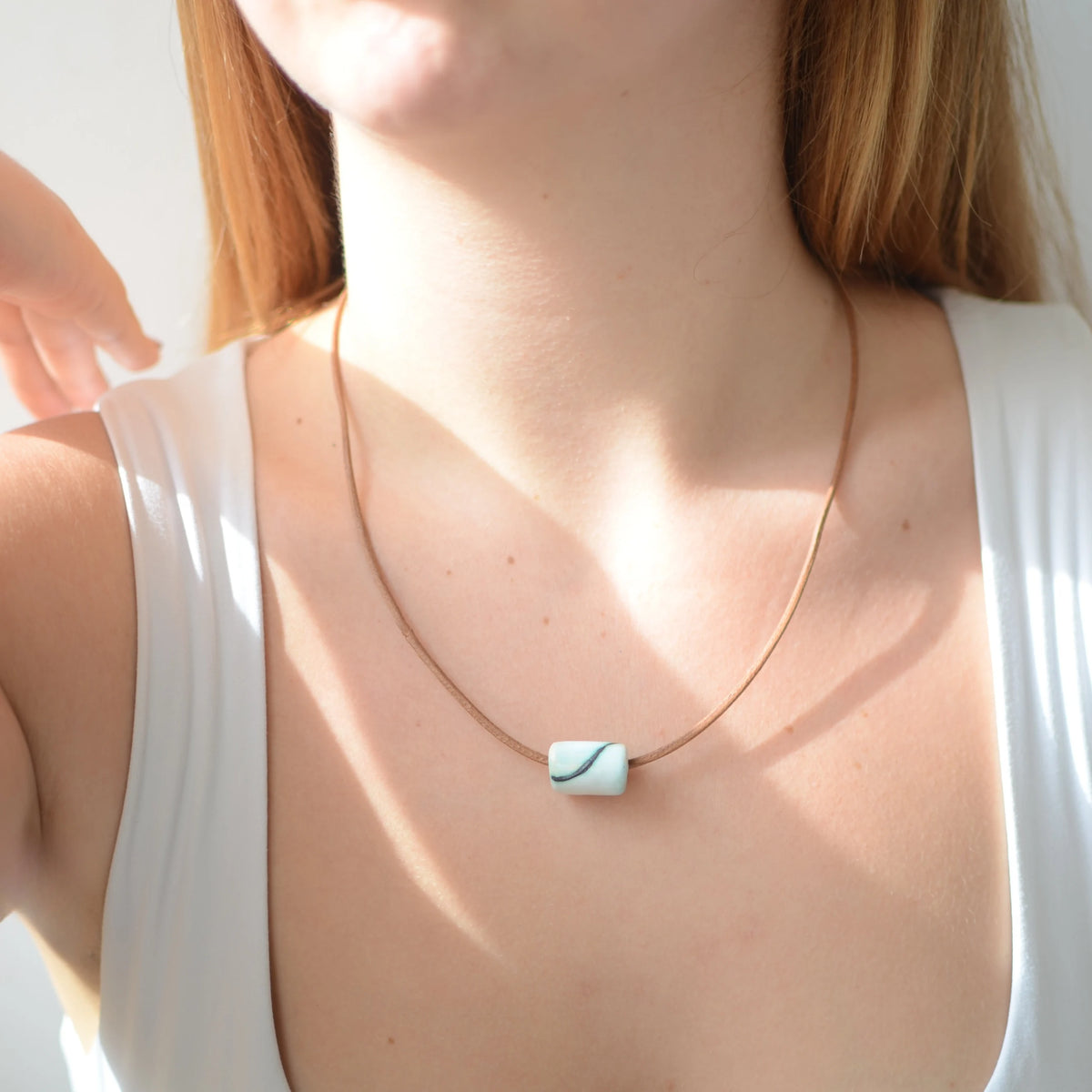 collar-ceramica-plata-cuero-regalo-tubo-destello-verde