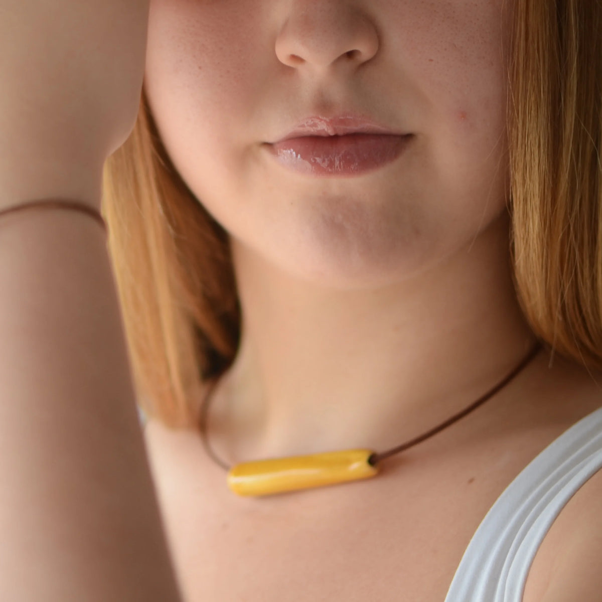 collar-ceramica-plata-cuero-regalo-tubo-miel