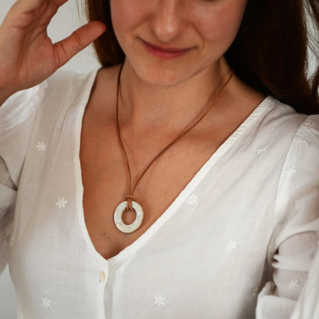 collar-ceramica-plata-regalo-cuero-artesania-_aro-blanco-flores