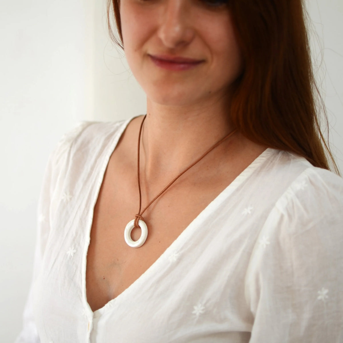 collar-ceramica-plata-regalo-cuero-artesania-_aro-blanco