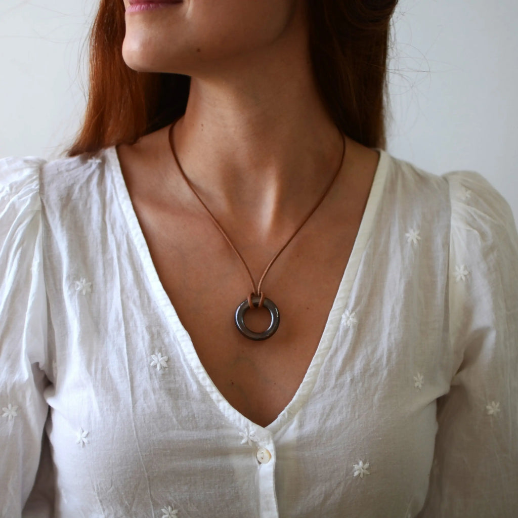 collar-ceramica-plata-regalo-cuero-artesania-_aro-marron-dorado