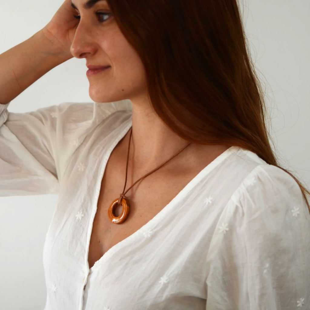 collar-ceramica-plata-regalo-cuero-artesania-_aro-mostaza