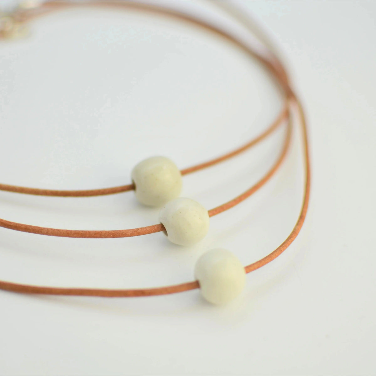 collar-esfera-blanco-joyeria-ceramica-artesanala-regalo-cuero-plata_1