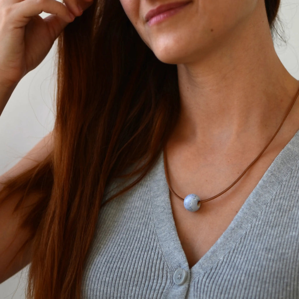collar-esfera-ceramica-artesania-plata-cuero-regalo-celeste