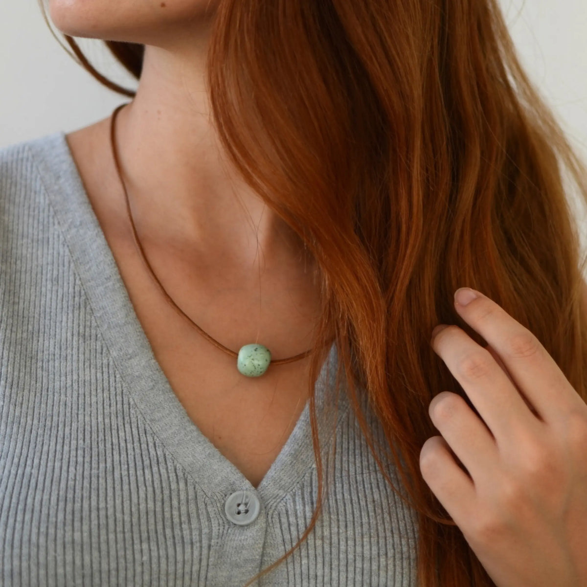 collar-esfera-ceramica-artesania-plata-cuero-regalo-verde-agua