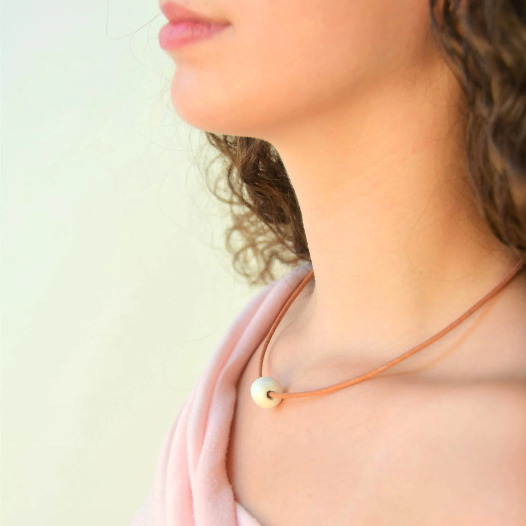 collar-esfera-plata-cuero-ceramica-artesanal-regalo-blanco