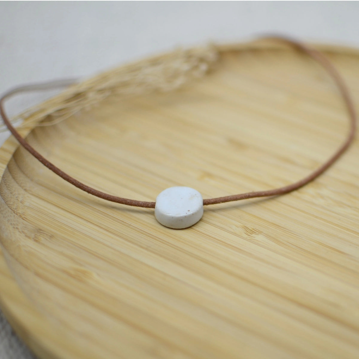 collar-luna-blanco-ceramica-artesanal-plata-cuero-regalo