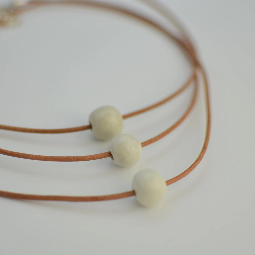 Collar de cerámica esfera blanco puro con enganche de plata, joyería artesanal única de Maia Cerámica
