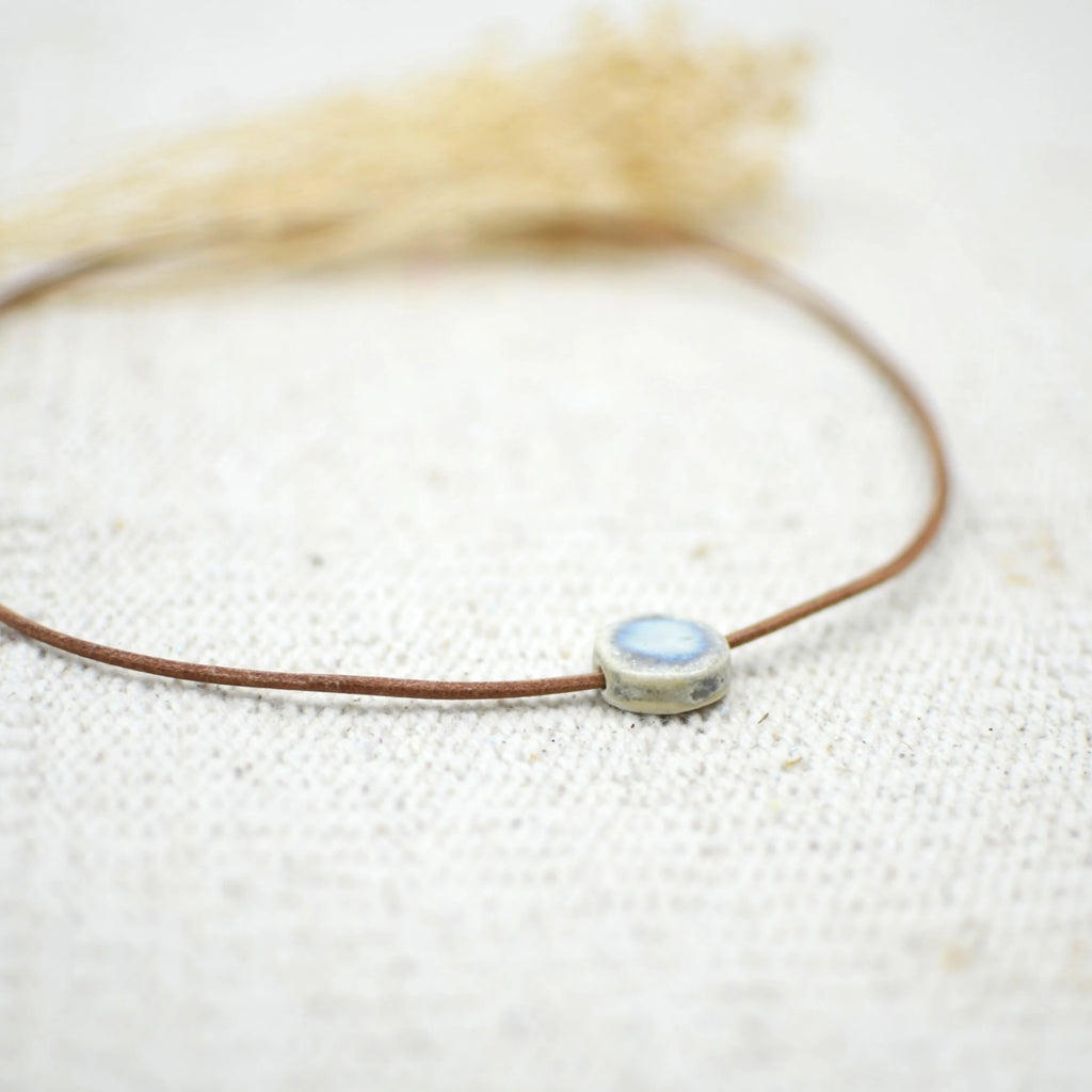 collar-luna-gris-perlado-ceramica-artesanal-plata-cuero-regalo_53d92b6d-5a0c-4e1a-88ce-54f60aa3c1da