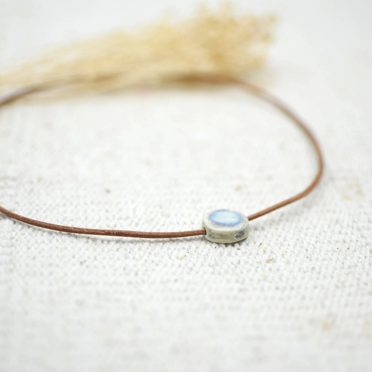 collar-luna-gris-perlado-ceramica-artesanal-plata-cuero-regalo_53d92b6d-5a0c-4e1a-88ce-54f60aa3c1da