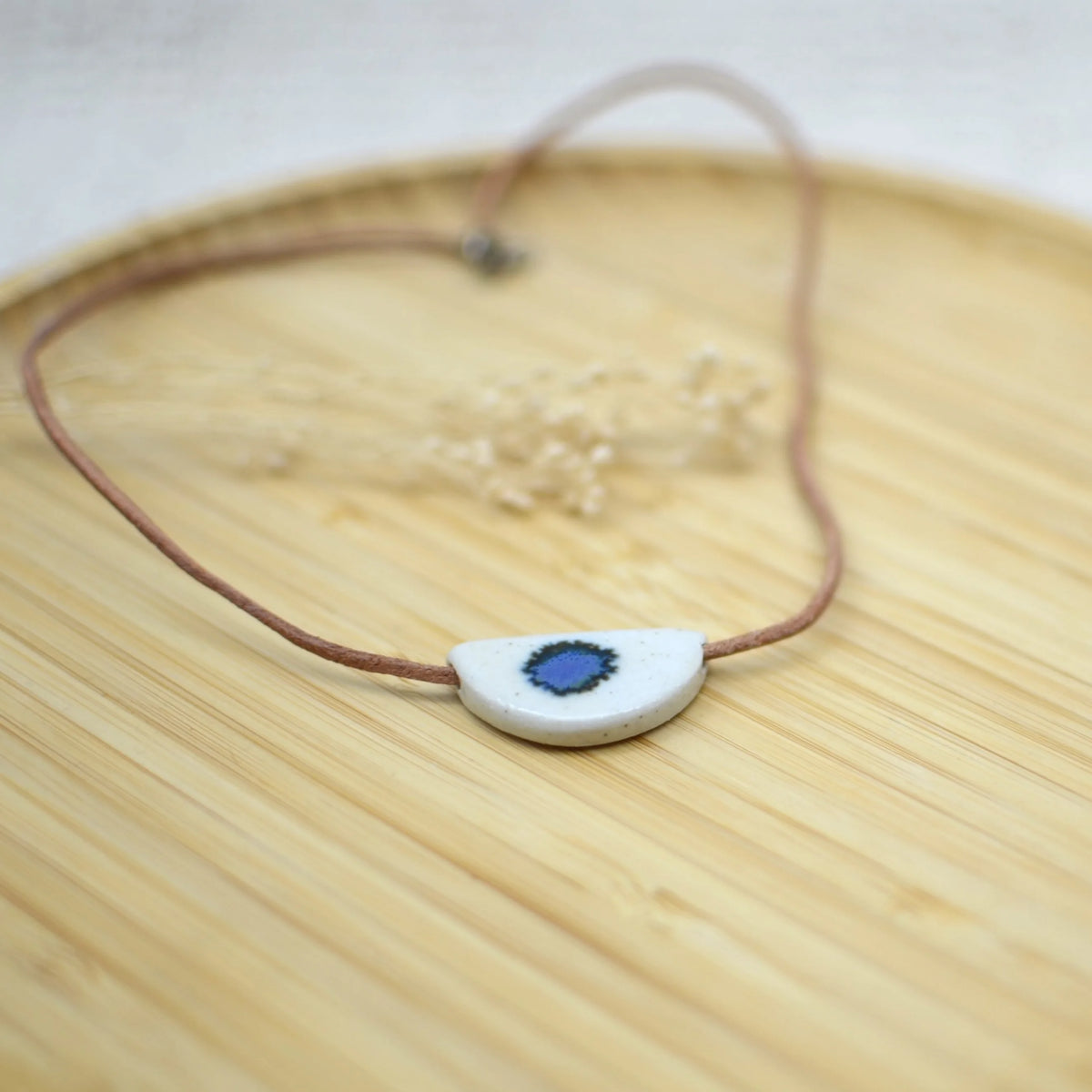 collar-medialuna-blanco-ceramica-artesanal-cuero-plata
