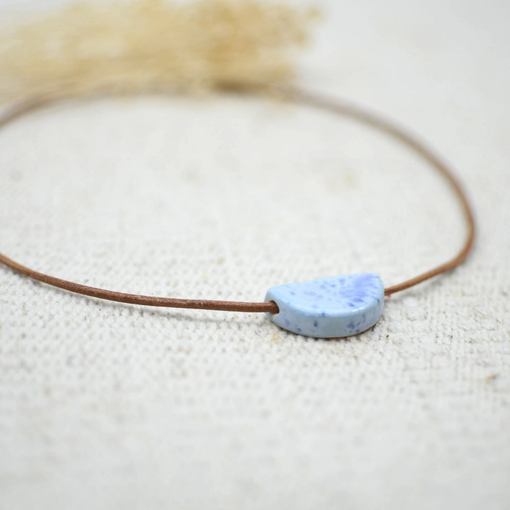 collar-medialuna-celeste-ceramica-artesanal-cuero-plata2