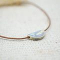 collar-medialuna-gris-perlado-ceramica-artesanal-cuero-plata1