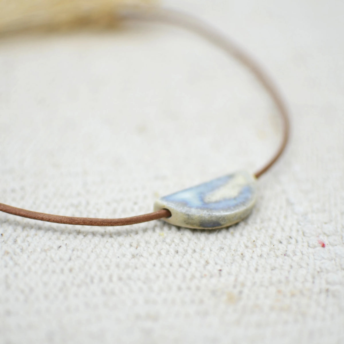 collar-medialuna-gris-perlado-ceramica-artesanal-cuero-plata1
